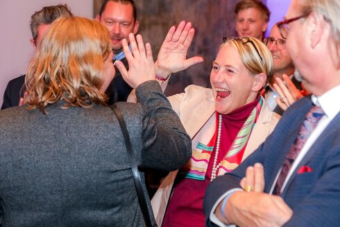 Einklatschen und Freude über einen gewonnen Preis