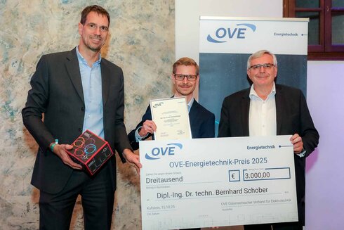 Drei Männer präsentieren den OVE-Energietechnik-Preis 2025 mit Scheck und Urkunde.