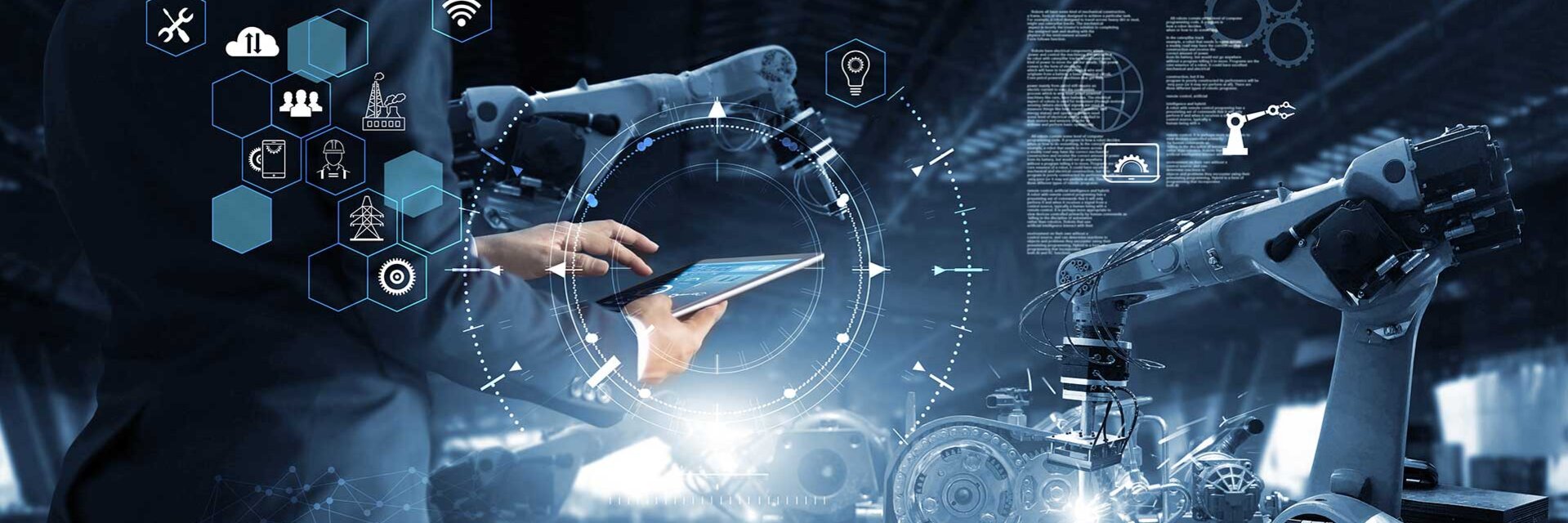 Eine Person steuert Roboterarme mit einem Tablet in einer digitalen Umgebung.