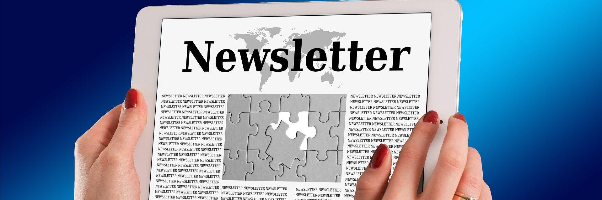 Hände halten ein Tablet mit dem Titel „Newsletter“ und einem Puzzlestück.