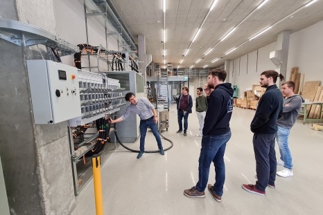 Eine Schulung zur Bedienung eines elektrischen Steuerungssystems in einer Werkstatt.