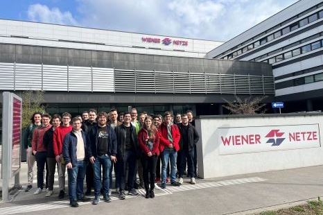 Gruppenfoto vor dem Gebäude von Wiener Netze.