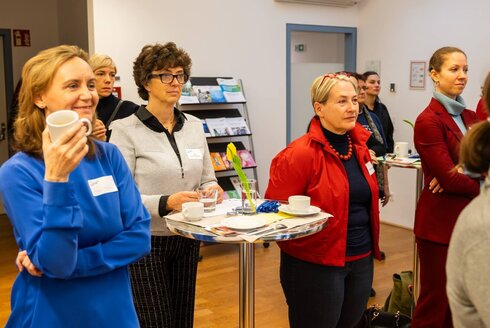 Frauen bei einem Netzwerktreffen