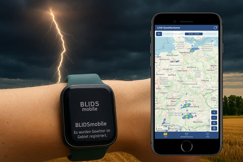 Handgelenk mit Smartwatch zeigt Wetterwarnung; Smartphone zeigt eine Wetterkarte.