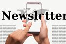 Bild eines Mobiltelephons, von Händen und dem Schriftzug Newsletter