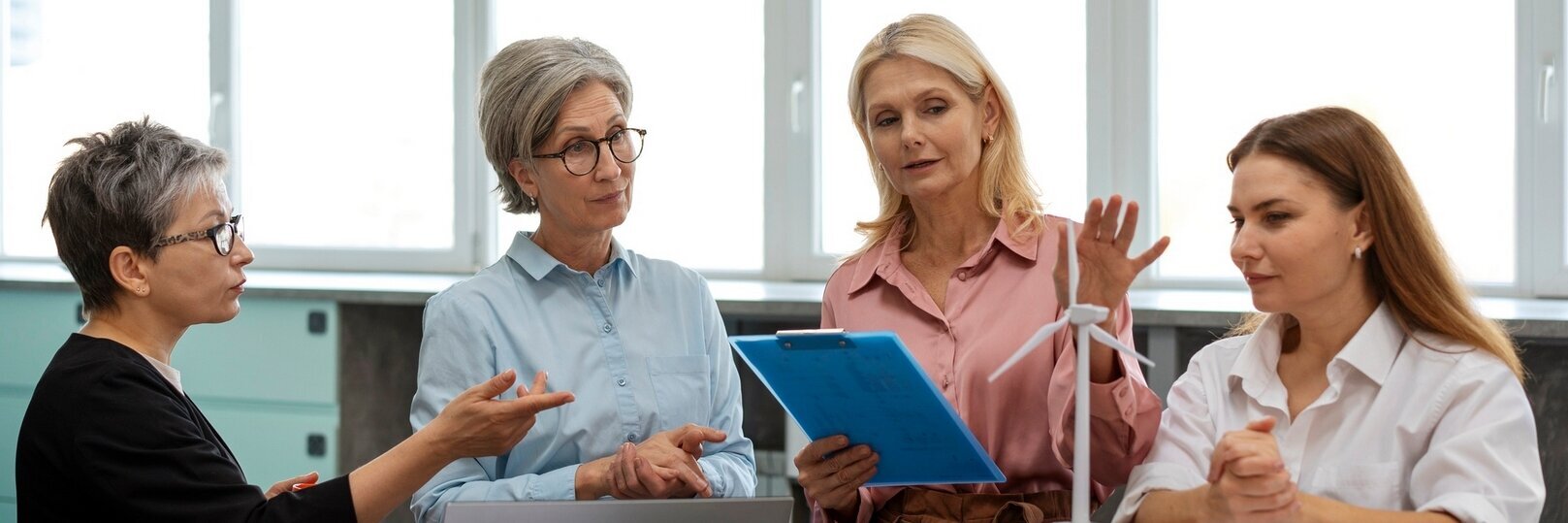 Geschäftsfrauen mittleren Alters im Gespräch