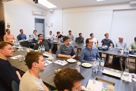 Eine Gruppe von Menschen in einem Besprechungsraum bei einer Veranstaltung.
