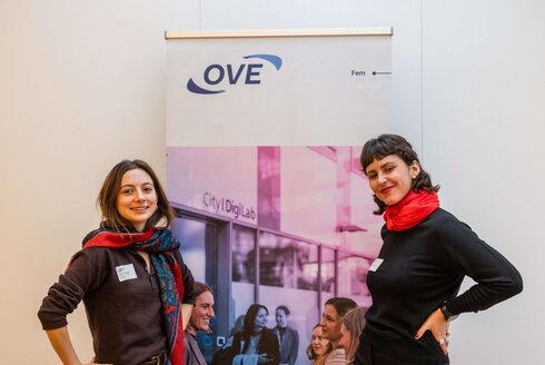 Zwei Studentinnen vor einem Roll-up