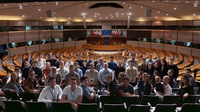 Gruppe von Personen im Europäischen Parlamentssitzungssaal.