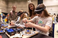 Mädchen arbeiten mit VR-Brillen an interaktiven Technikprojekten.
