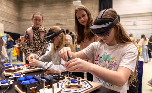 Mädchen arbeiten mit VR-Brillen an interaktiven Technikprojekten.