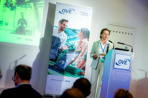 Eine Rednerin präsentiert vor einem Publikum während einer Konferenz.