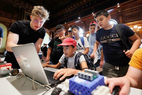 LET`S TECH Day ©derknopfdruecker.com