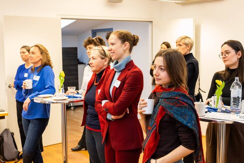 Zuhörerinnen bei einem Vortrag