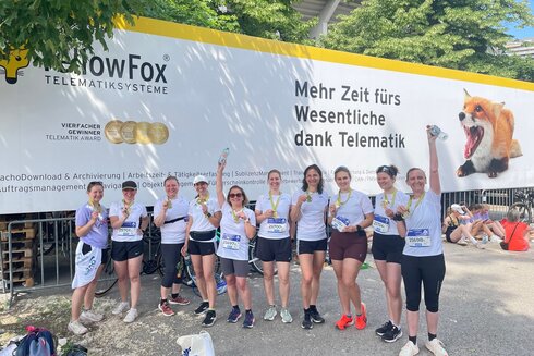 Gruppe von Läuferinnen mit Medaillen nach einem Wettlauf.