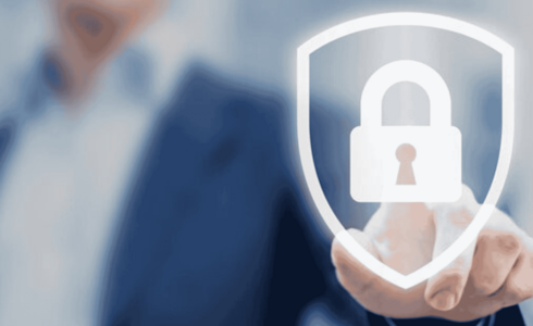 Person im Hintergrund zeigt mit Finger auf ein digitales Symbol, ein Schild mit Vorhängeschloss in der Mitte