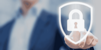 Person im Hintergrund zeigt mit Finger auf ein digitales Symbol, ein Schild mit Vorhängeschloss in der Mitte