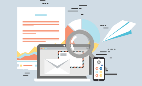 Ein Laptop und ein Smartphone zeigen E-Mail-Kommunikation und digitale Datenanalysen.