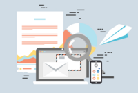 Ein Laptop und ein Smartphone zeigen E-Mail-Kommunikation und digitale Datenanalysen.
