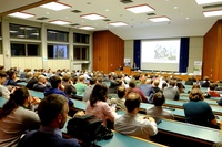 Ein voll besetzter Hörsaal mit Studierenden