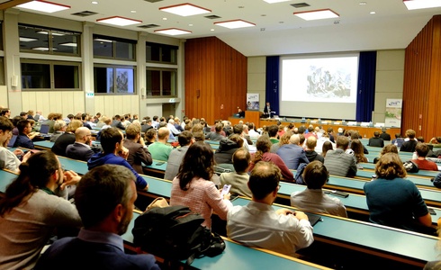 Ein voll besetzter Hörsaal mit Studierenden