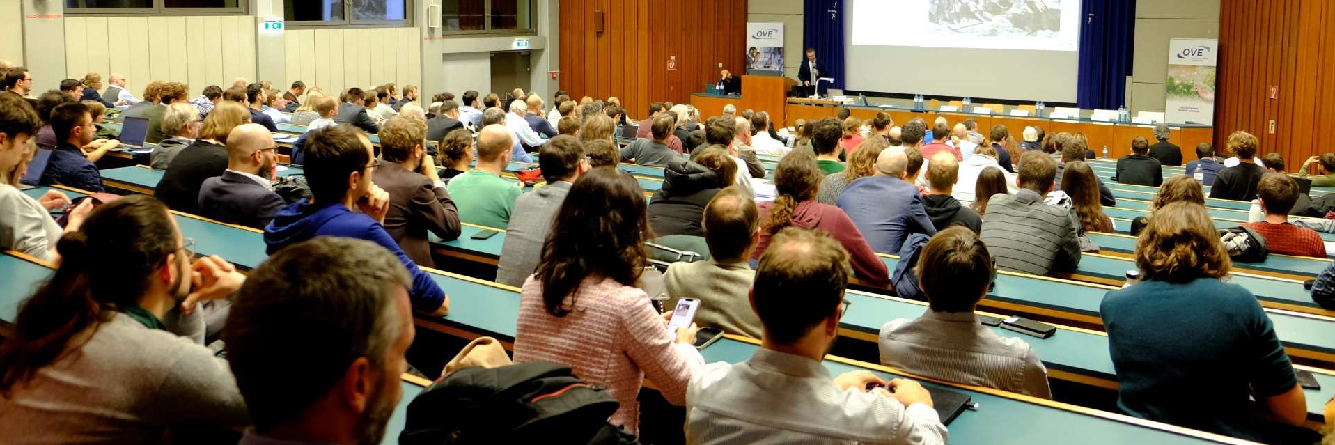 Ein voll besetzter Hörsaal mit Studierenden