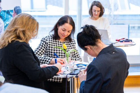Frauen bei einer Gruppenarbeit