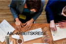 Zwei arbeitende Personen von oben