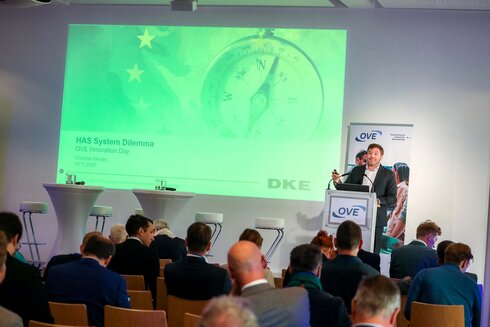 Ein Redner präsentiert vor einem Publikum während einer Veranstaltung.