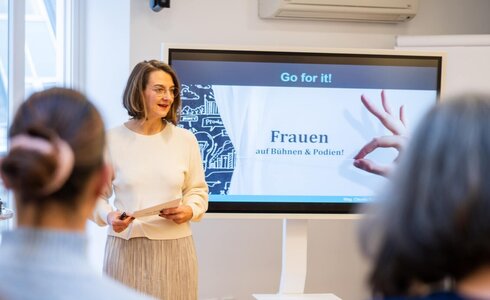 Vortragende bei einem Netzwerktreffen für Frauen