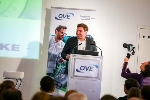 Ein Mann spricht am Podium bei einer Veranstaltung des OVE.