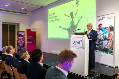 Ein Redner präsentiert das Thema „Clean – der größte Mega-Trend“ vor einem Publikum.