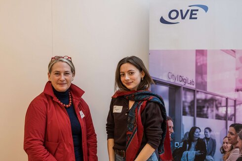 Zwei Frauen vor einem Roll-up