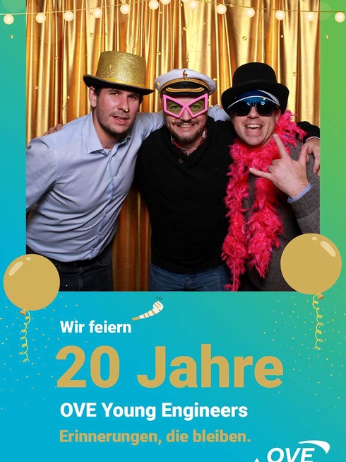 Drei Männer feiern 20 Jahre OVE Young Engineers mit Partyhüten und Accessoires.