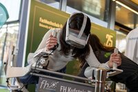 Mädchen mit VR-Brille auf einem Flugsimulator