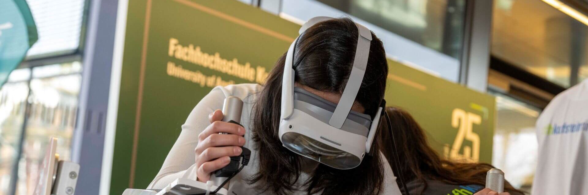 Eine Person testet virtuell eine Technologie mit einer VR-Brille an einem Gerät.