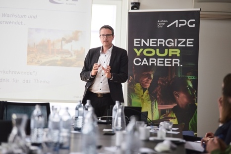 Ein Mann spricht bei einer Veranstaltung über Karrierechancen in der Energiewirtschaft.