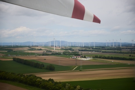 Landschaft mit Windkraftanlagen, aufgenommen aus einem Flugzeugfenster.