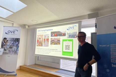 Präsentation über OVE Young Engineers mit Bildern und einem QR-Code.