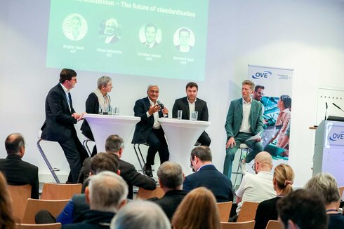 Podiumsdiskussion mit mehreren Sprechern zum Thema Standardisierung in der Zukunft.