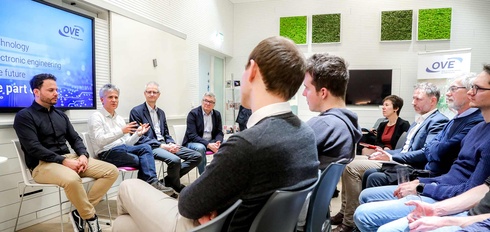 Diskussion über Technologie und elektronische Ingenieurwissenschaften in einem modernen Raum.