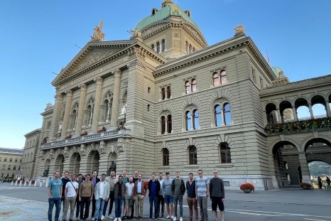 Gruppennfoto von Menschen vor einem historischen Gebäude mit Kuppel.