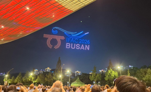 Lichtershow mit dem Text „IAAF 2023 BUSAN“ am Nachthimmel.