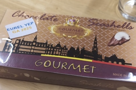 Verpackung von Gourmet-Schokolade mit Haselnussfüllung.