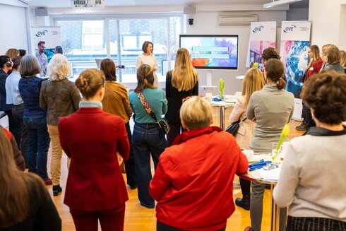 Netzwerktreffen von Frauen, Frauen von hinten