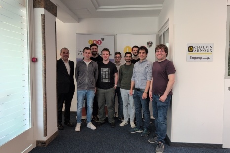Gruppenant in einem modernen Büro, zusammen mit einem Mann in Anzug.