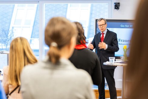 Netzwerktreffen von Frauen, Eröffnung durch Peter Reichel, Generalsekretär OVE
