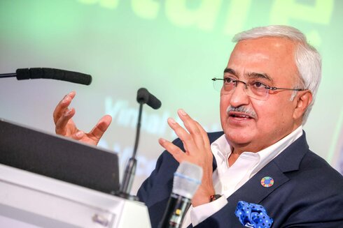 Ein Mann spricht leidenschaftlich am Podium mit Mikrofon.