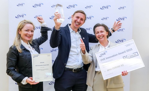 Drei Personen feiern den Gewinn des OVE Innovation Award 2025.