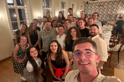 Gruppenfoto von Freunden in einem festlichen Restaurant.
